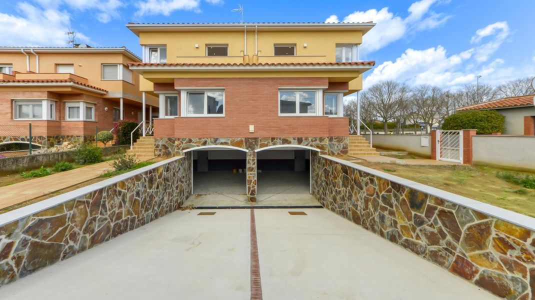 NEW CORNER HOUSE IN MATA (PORQUERES)