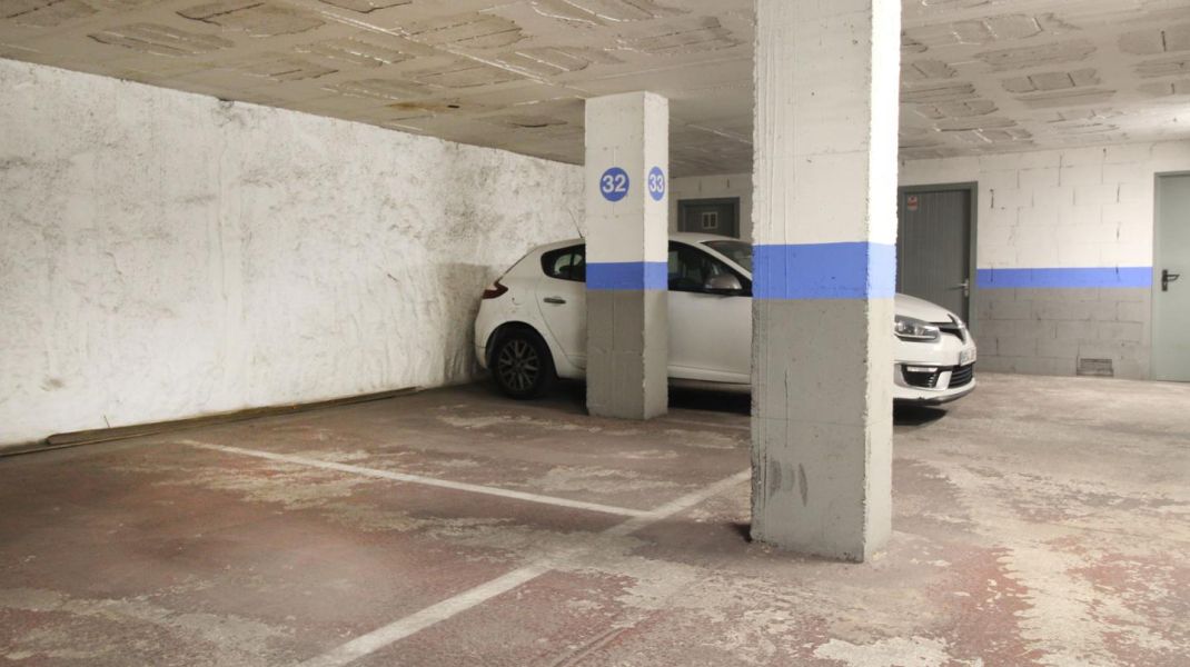 OPORTUNIDAD! PARKING PARA COCHE MEDIANO EN EL CENTRO DE GIRONA