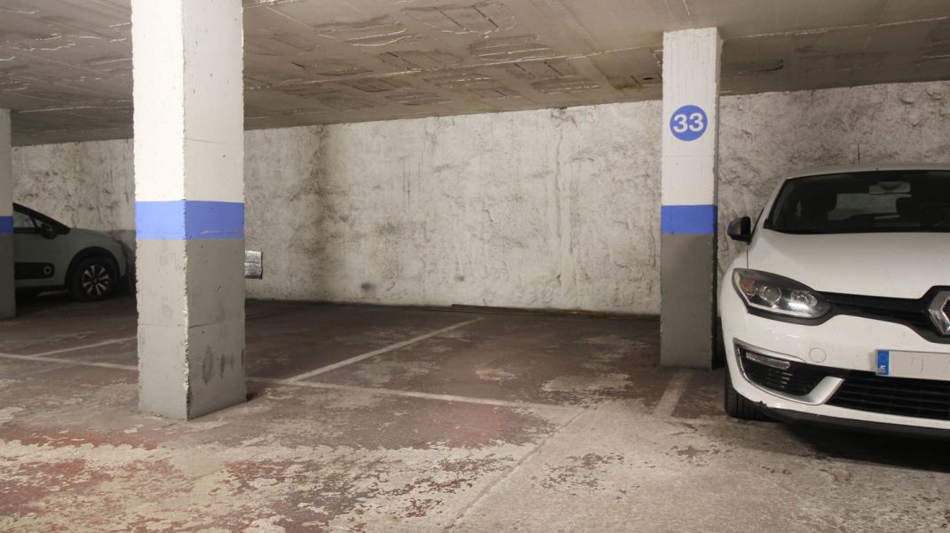 OPORTUNIDAD! PARKING PARA COCHE MEDIANO EN EL CENTRO DE GIRONA