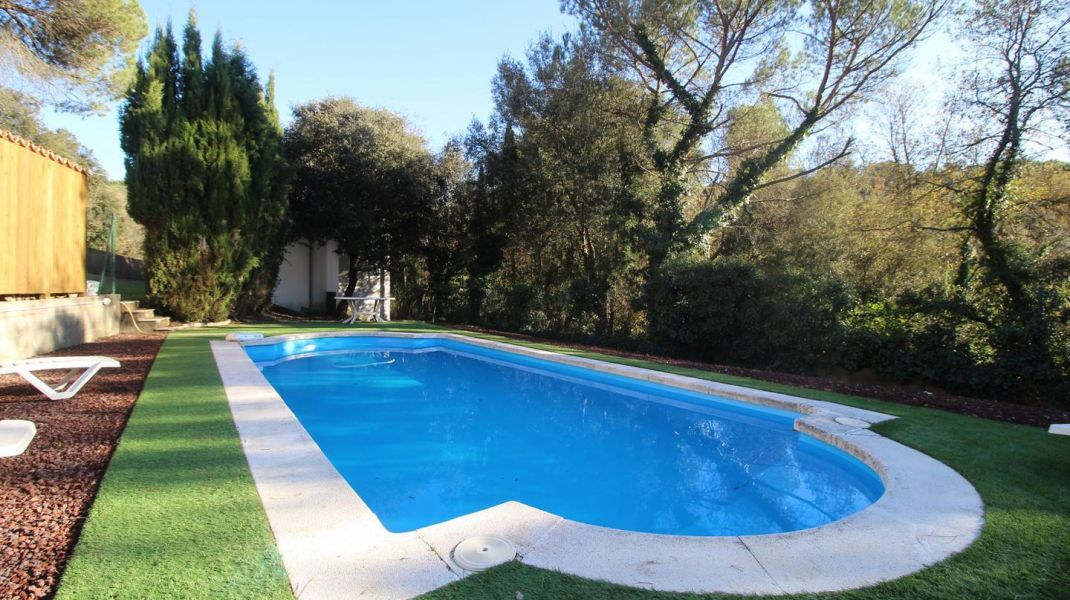 CASA AÏLLADA AMB PISCINA I 2600M2 DE PARCEL·LA