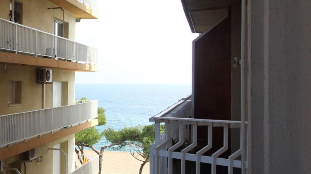 TEMPORARY CONTRACT APARTMENT WITH TERRACE TO THE BEACH