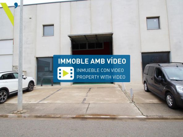 INDUSTRIAL BUILDING EQUIPPED WITH A RECORDING STUDIO