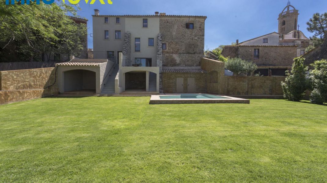 VILLAGE HOUSE WITH SWIMMING POOL IN THE BAIX EMPORDÀ