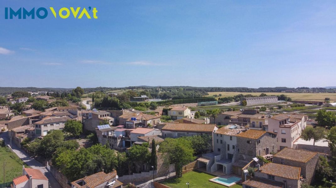 FINCA CON DOS CASAS Y PISCINA EN EL BAIX EMPORDÀ