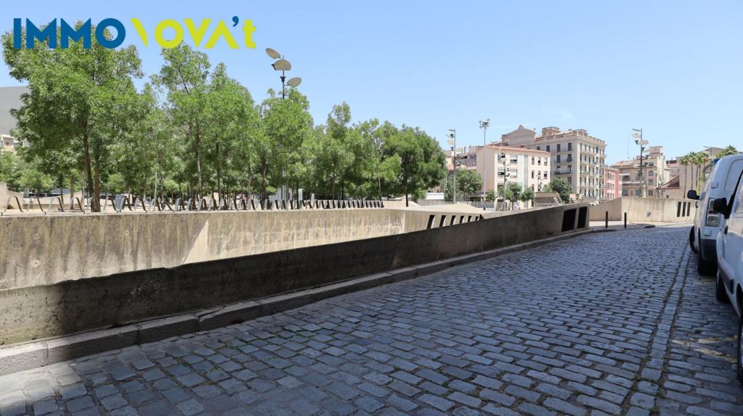 Plaça d'aparcament per cotxe petit al centre.