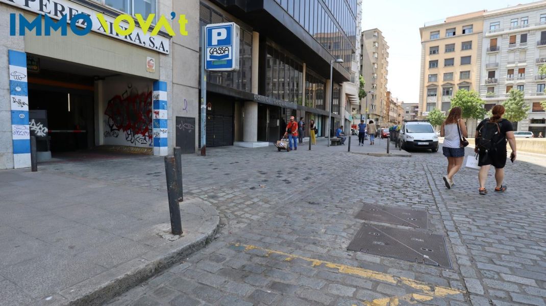 Plaza de parking para coche pequeño en el centro.