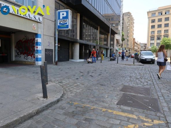 Plaça d'aparcament per cotxe petit al centre.