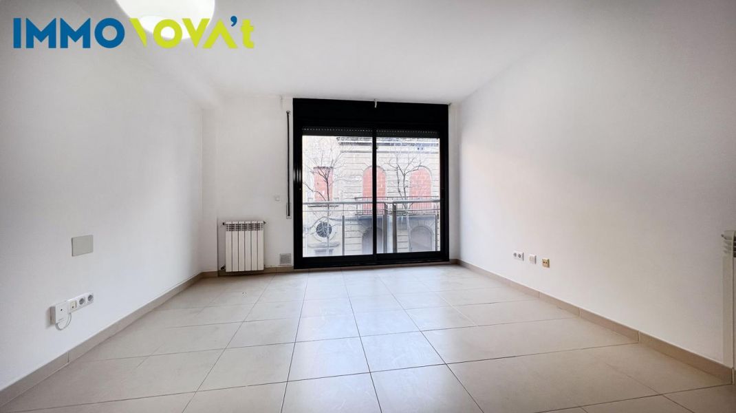 Apartment for rent in C/Figuerola with 2 rooms and parking.