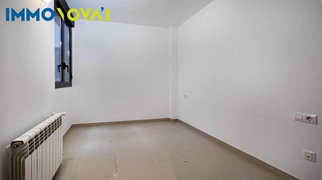 Apartment for rent in C/Figuerola with 2 rooms and parking.