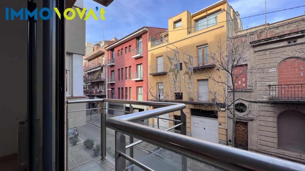 Apartment for rent in C/Figuerola with 2 rooms and parking.