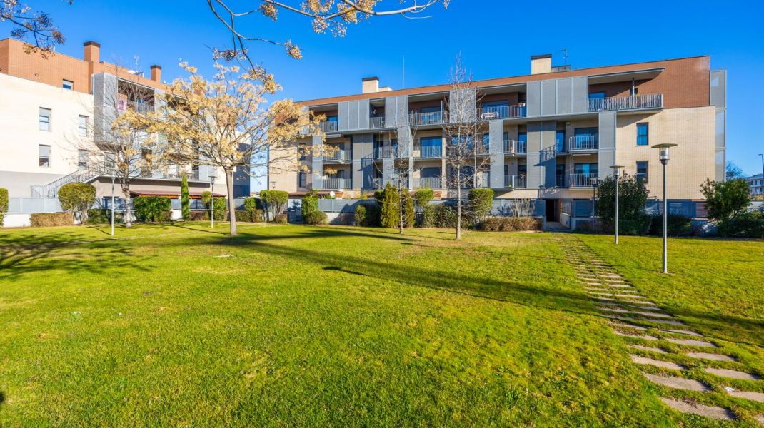 Piso de planta baja con 100 m2 de terraza en Vilablareix