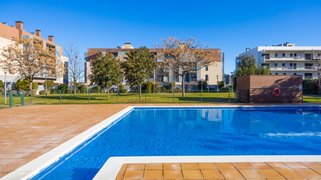 Piso de planta baja con 100 m2 de terraza en Vilablareix