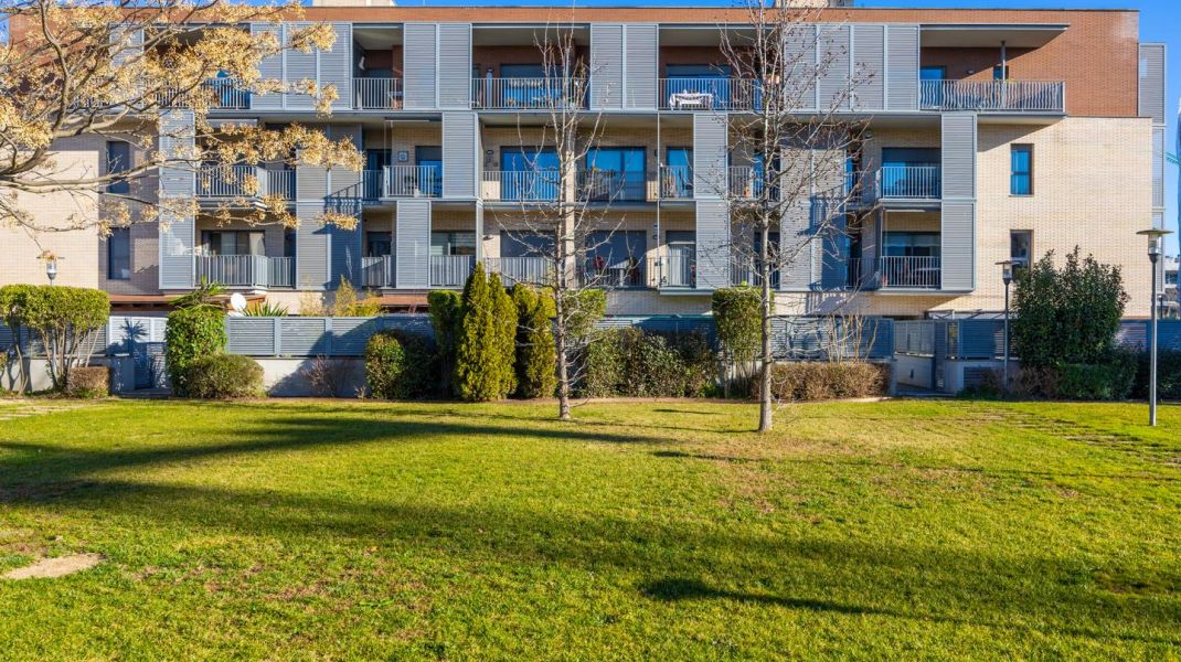 Piso de planta baja con 100 m2 de terraza en Vilablareix