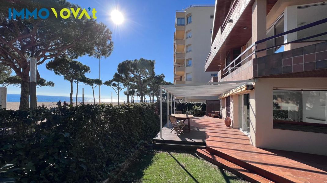 Apartament primera línia amb jardí i aparcament