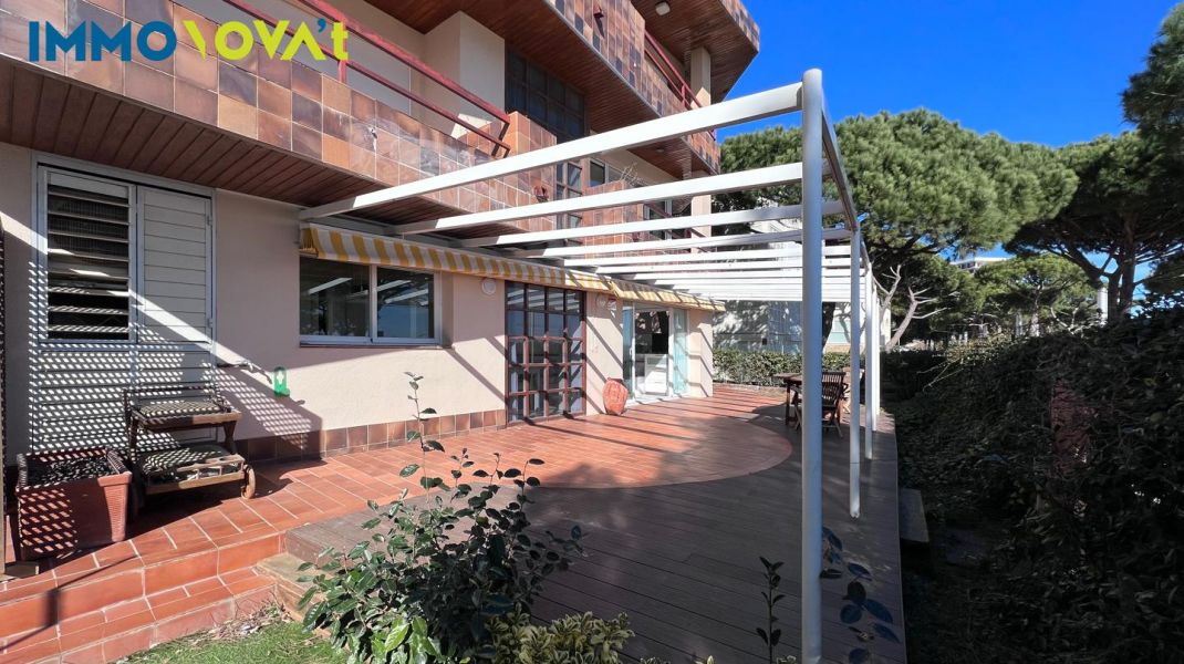 Apartament primera línia amb jardí i aparcament