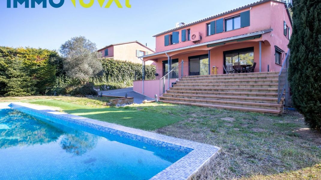 CASA AÏLLADA AMB PISCINA AL GOLF