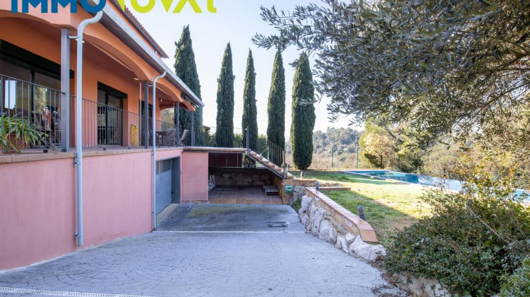 CASA AÏLLADA AMB PISCINA AL GOLF