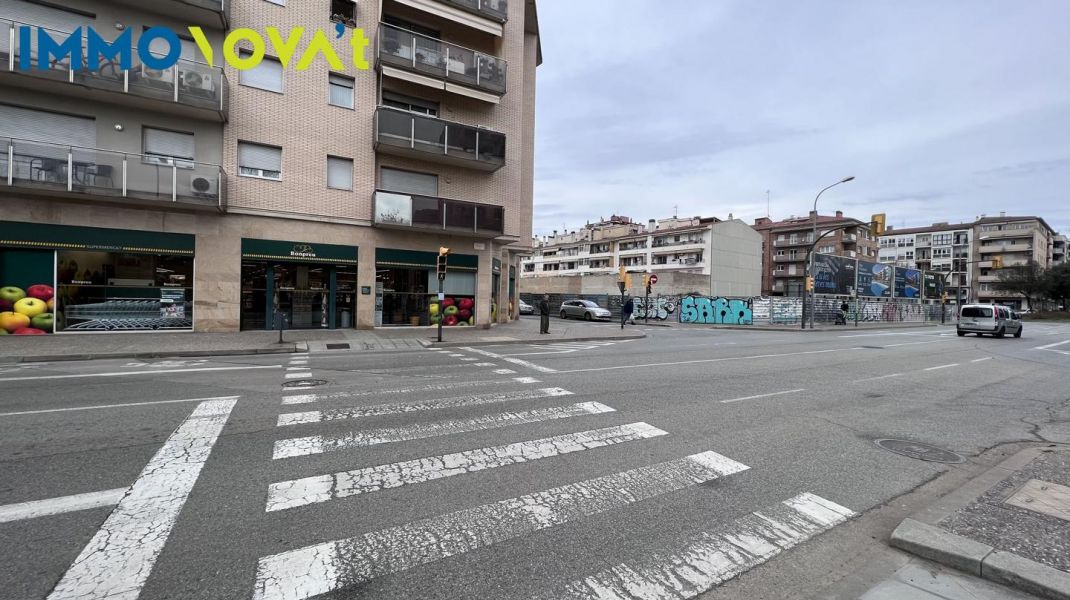 SOLAR PARA EDIFICAR CERCA CLÍNICA GIRONA