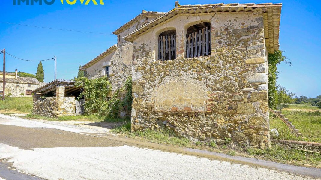 COUNTRY HOUSE FOR RENOVATION, 10 MIN. FROM GIRONA