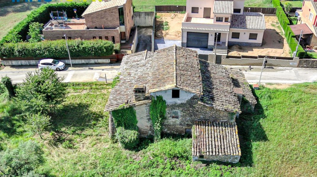 COUNTRY HOUSE FOR RENOVATION, 10 MIN. FROM GIRONA