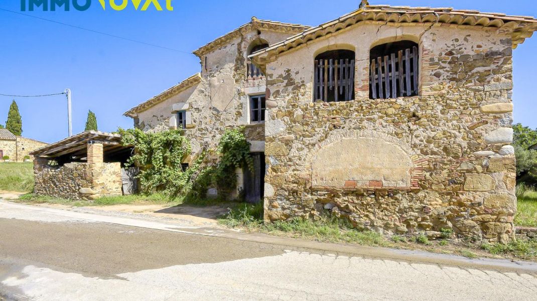 COUNTRY HOUSE FOR RENOVATION, 10 MIN. FROM GIRONA