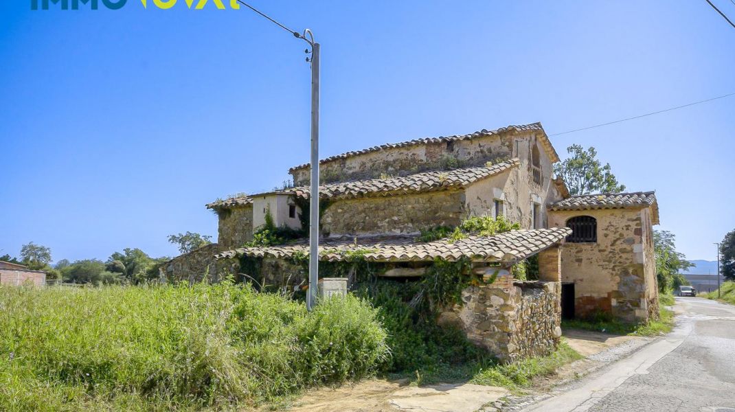 COUNTRY HOUSE FOR RENOVATION, 10 MIN. FROM GIRONA