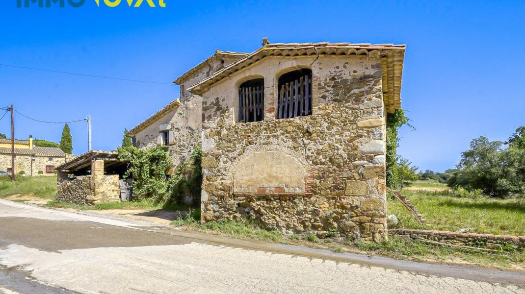 COUNTRY HOUSE FOR RENOVATION, 10 MIN. FROM GIRONA