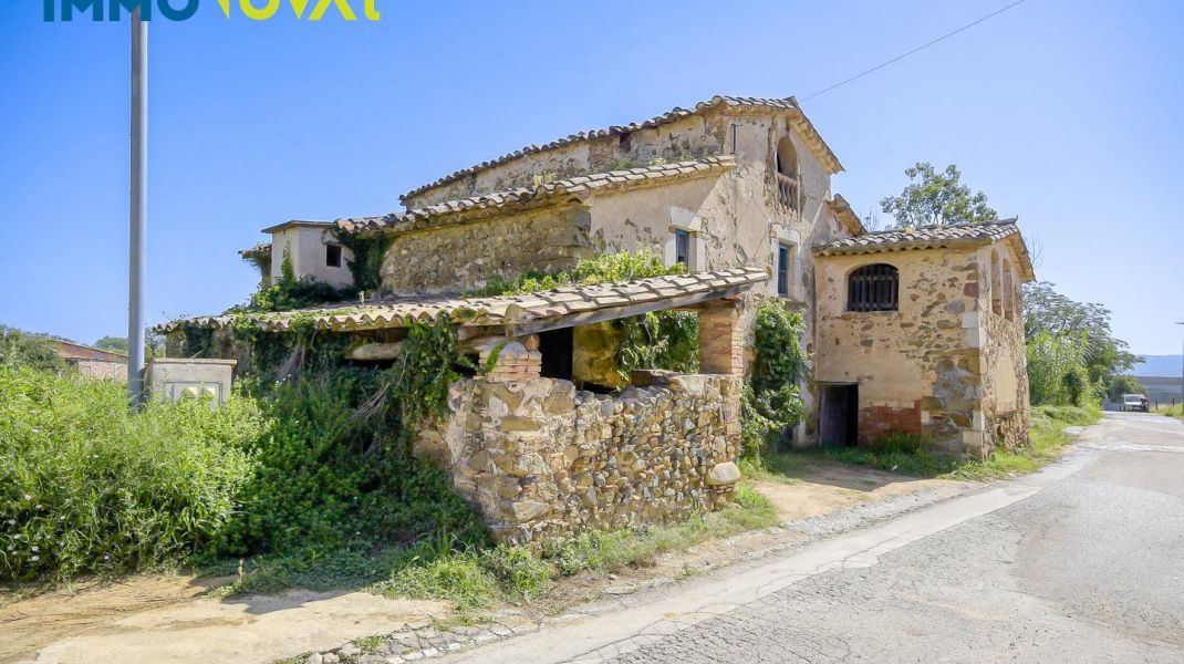 COUNTRY HOUSE FOR RENOVATION, 10 MIN. FROM GIRONA