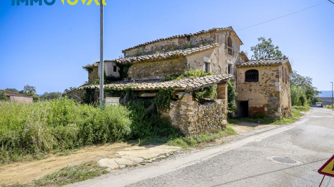 COUNTRY HOUSE FOR RENOVATION, 10 MIN. FROM GIRONA