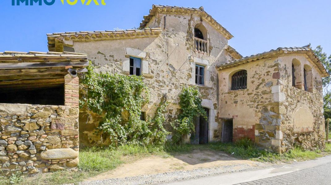 COUNTRY HOUSE FOR RENOVATION, 10 MIN. FROM GIRONA