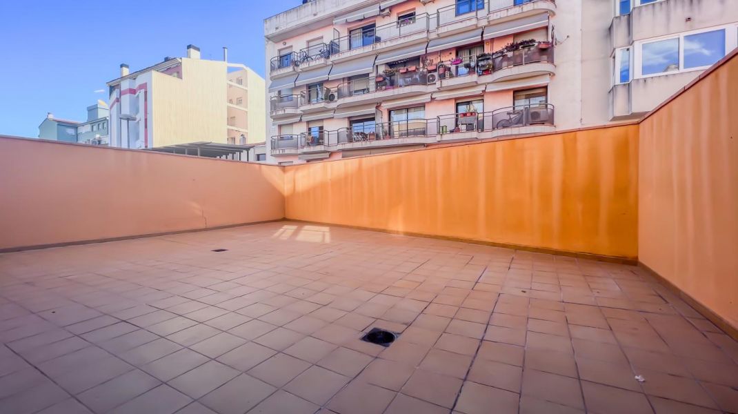 PIS DE DUES HABITACIONS I GRAN TERRASSA