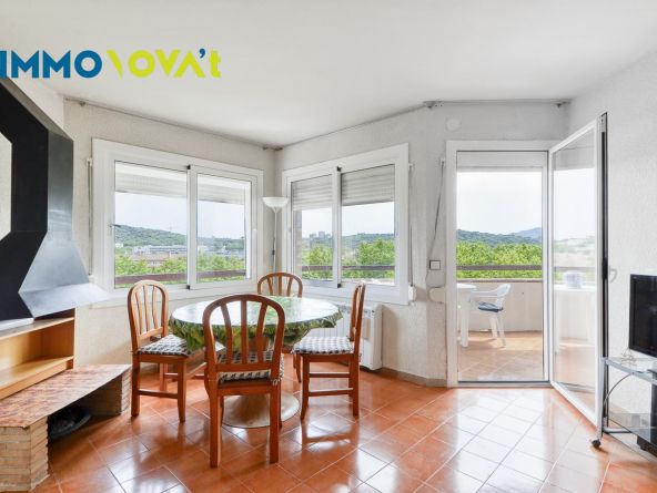 APARTAMENTO CON TERRAZA Y PISCINA COMUNITARIA