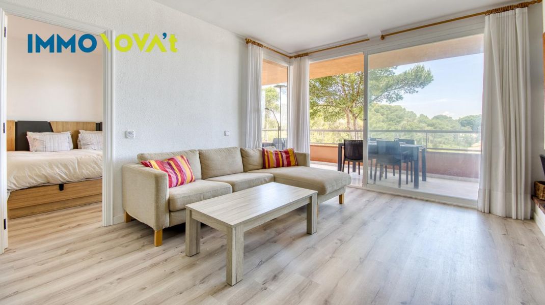 An apartment in Pals to escape from it all… or to turn into a business. You choose.