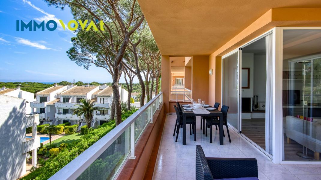 An apartment in Pals to escape from it all… or to turn into a business. You choose.