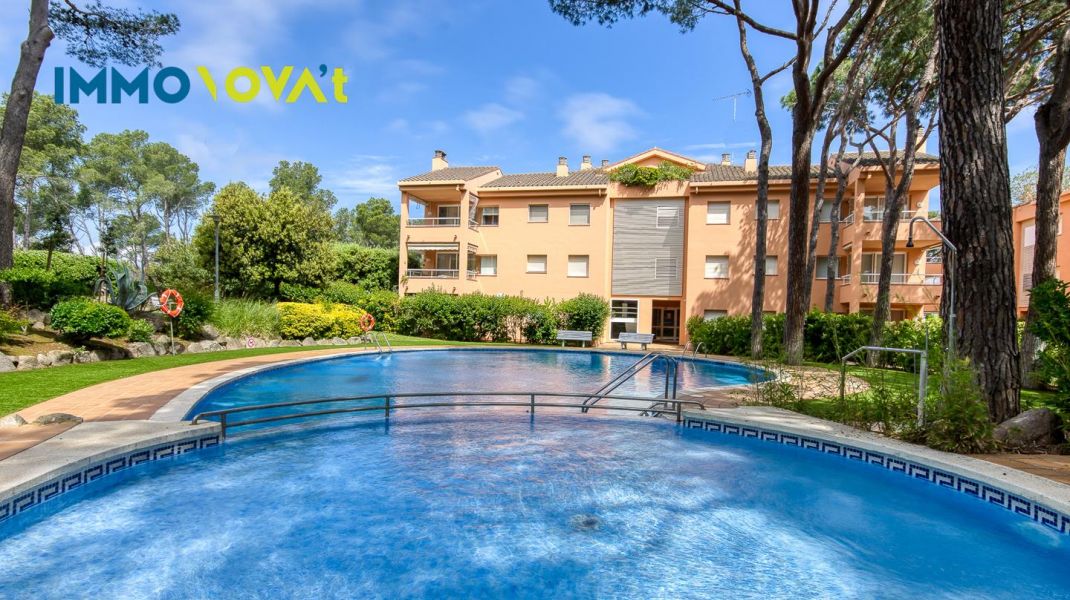 An apartment in Pals to escape from it all… or to turn into a business. You choose.