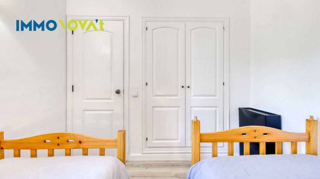 An apartment in Pals to escape from it all… or to turn into a business. You choose.