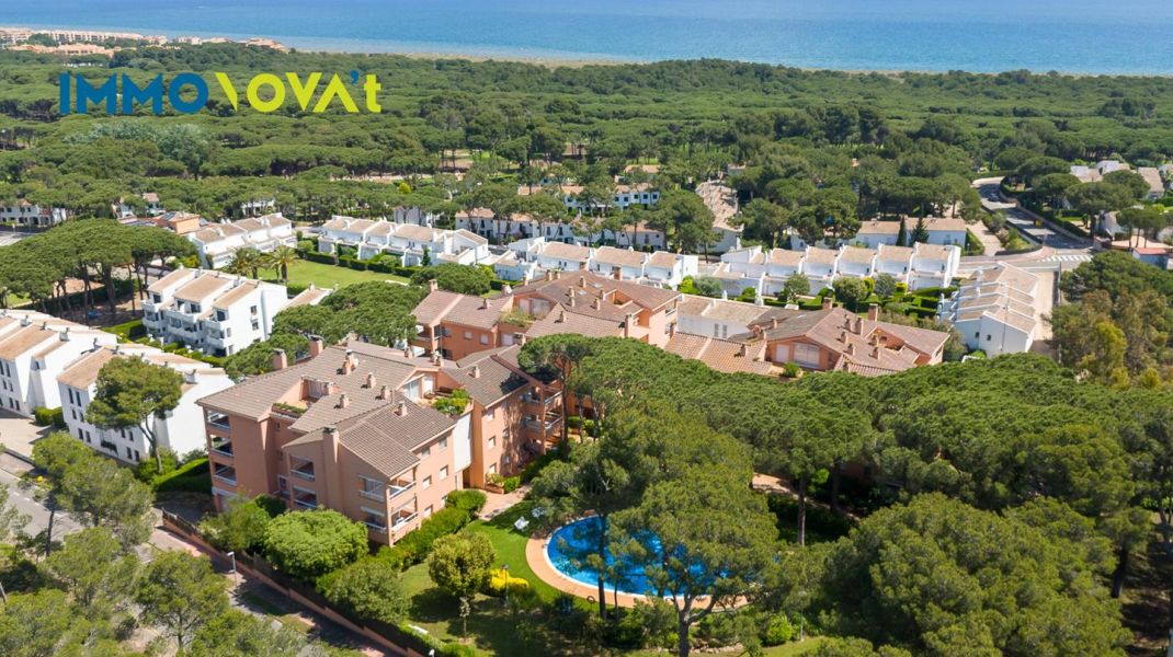 An apartment in Pals to escape from it all… or to turn into a business. You choose.