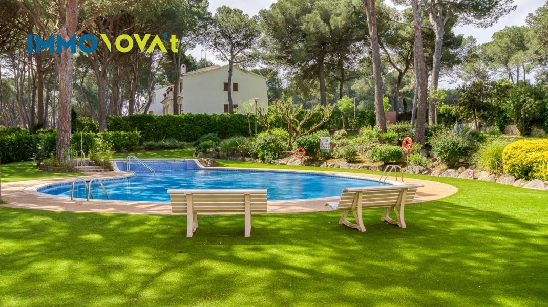 An apartment in Pals to escape from it all… or to turn into a business. You choose.