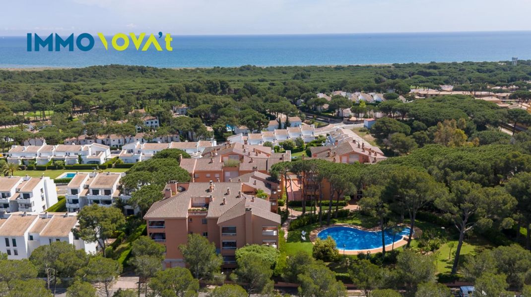 An apartment in Pals to escape from it all… or to turn into a business. You choose.