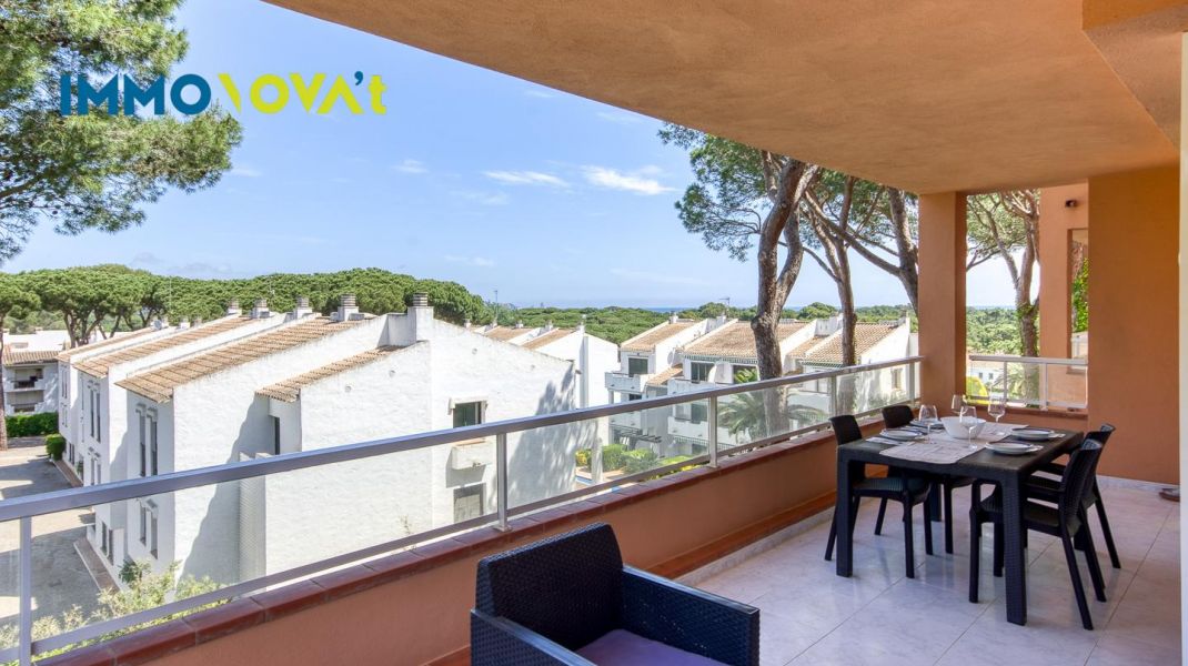 An apartment in Pals to escape from it all… or to turn into a business. You choose.