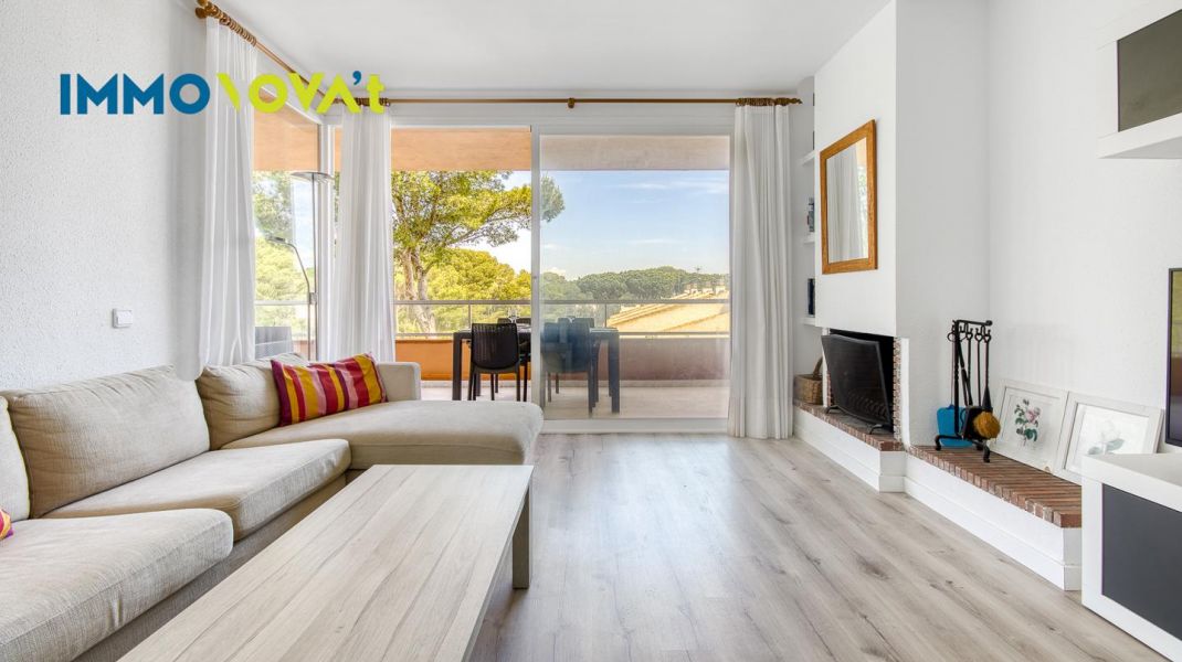 An apartment in Pals to escape from it all… or to turn into a business. You choose.