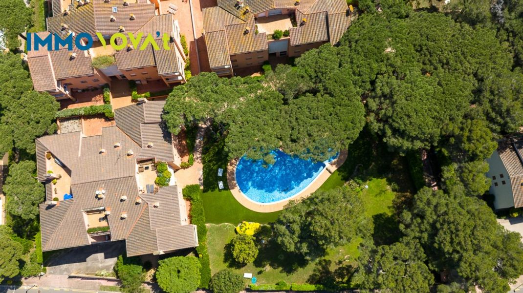 An apartment in Pals to escape from it all… or to turn into a business. You choose.