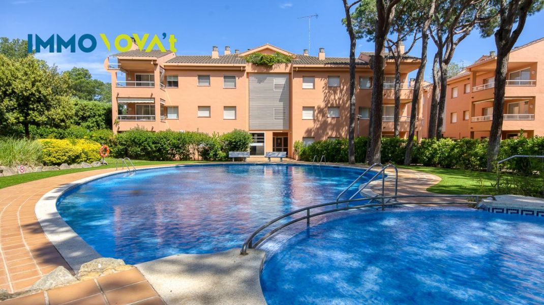 An apartment in Pals to escape from it all… or to turn into a business. You choose.