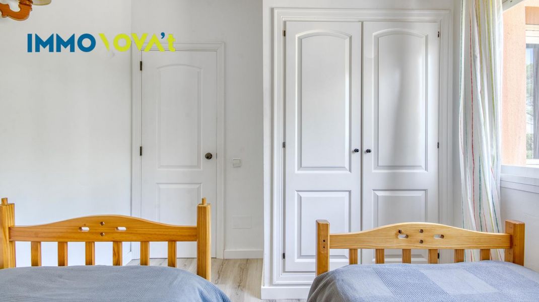 An apartment in Pals to escape from it all… or to turn into a business. You choose.