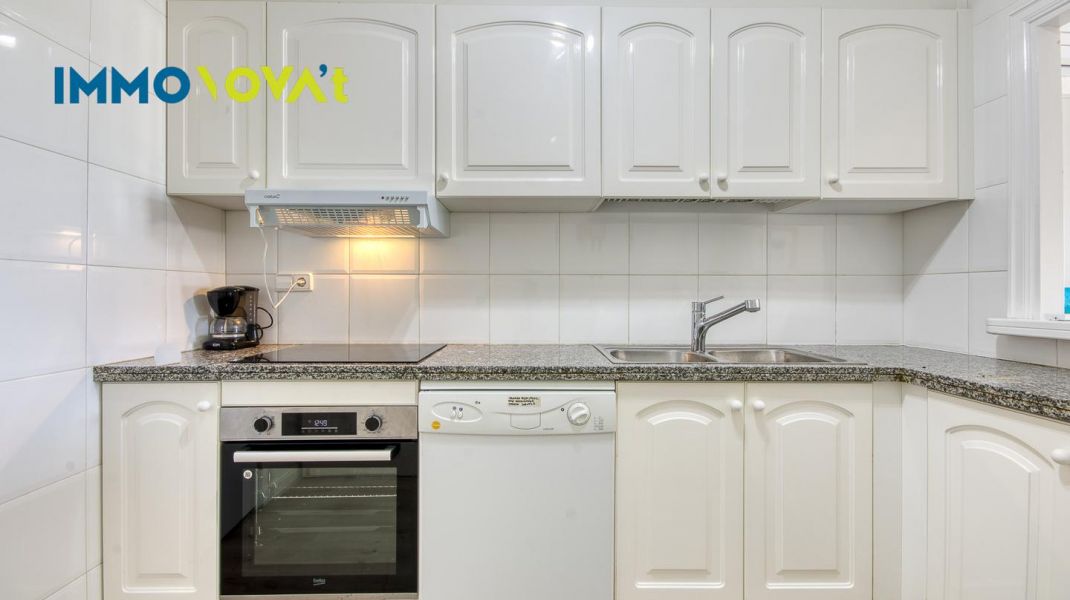 An apartment in Pals to escape from it all… or to turn into a business. You choose.