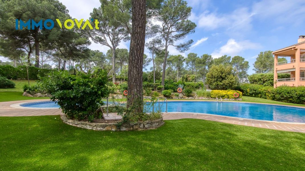 An apartment in Pals to escape from it all… or to turn into a business. You choose.