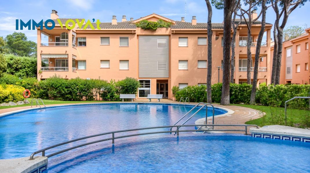 An apartment in Pals to escape from it all… or to turn into a business. You choose.