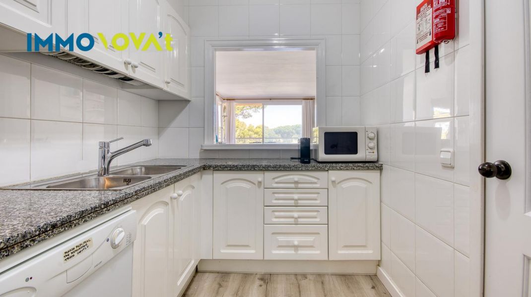 An apartment in Pals to escape from it all… or to turn into a business. You choose.