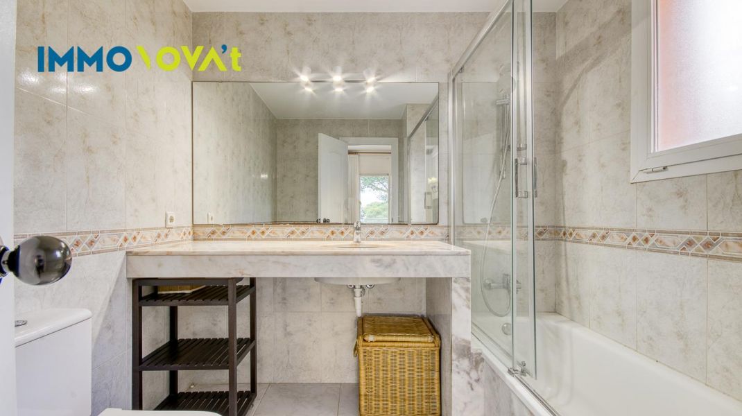 An apartment in Pals to escape from it all… or to turn into a business. You choose.