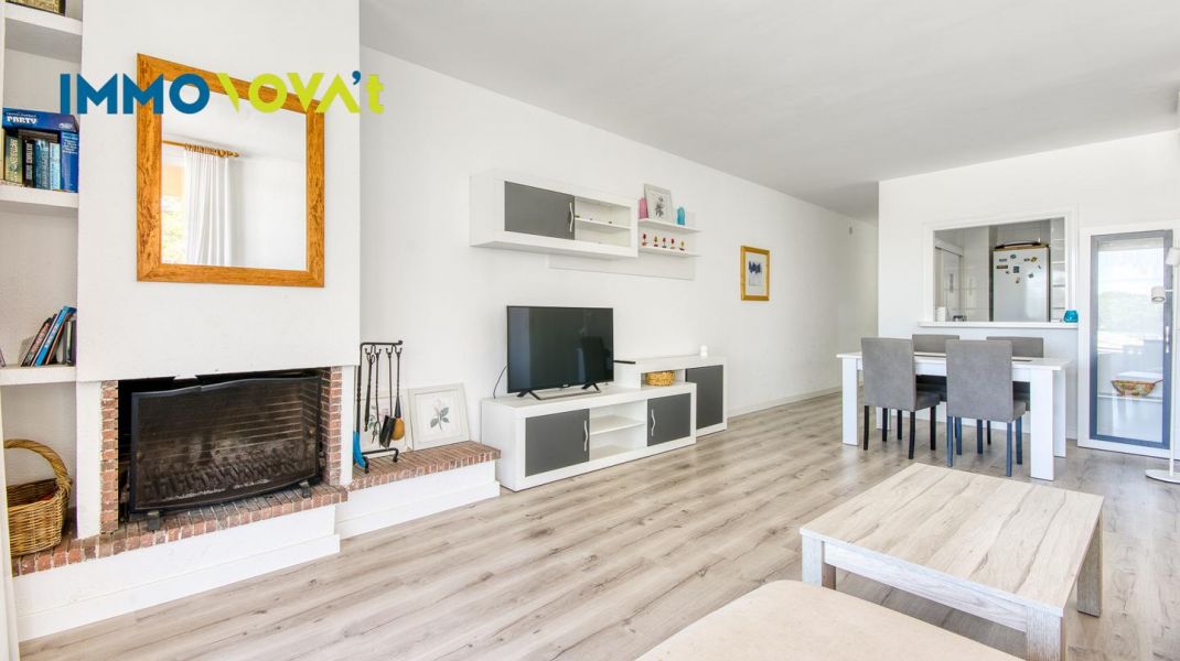 An apartment in Pals to escape from it all… or to turn into a business. You choose.